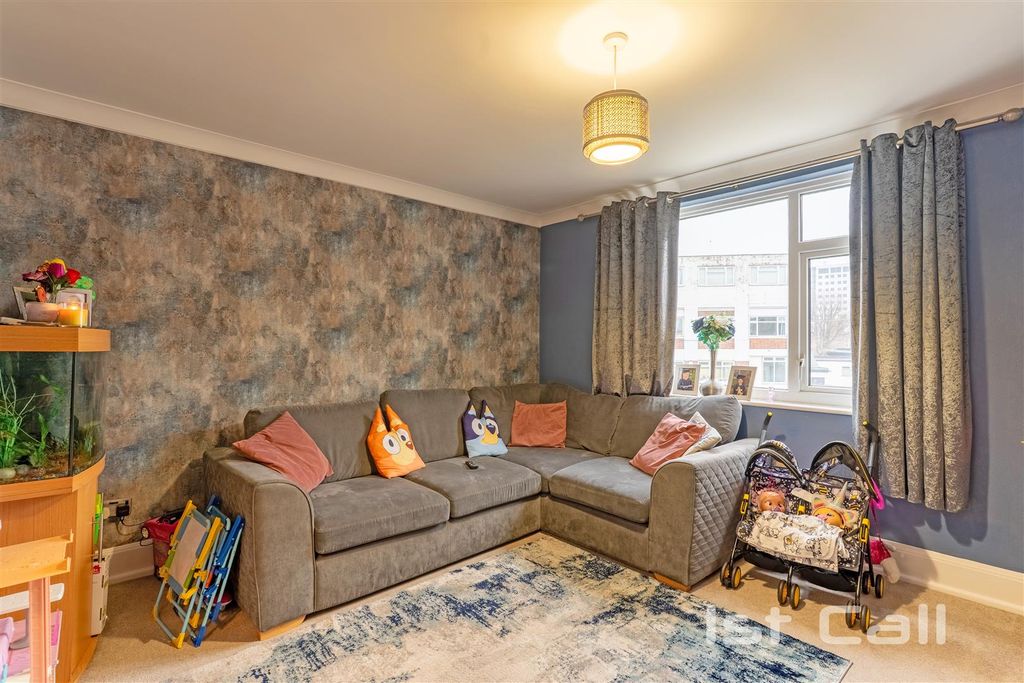 Property photo 2 of 11 Lounge