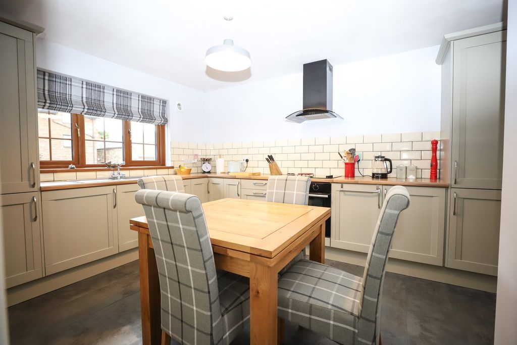 Property photo 2 of 16 Dining Kitchen