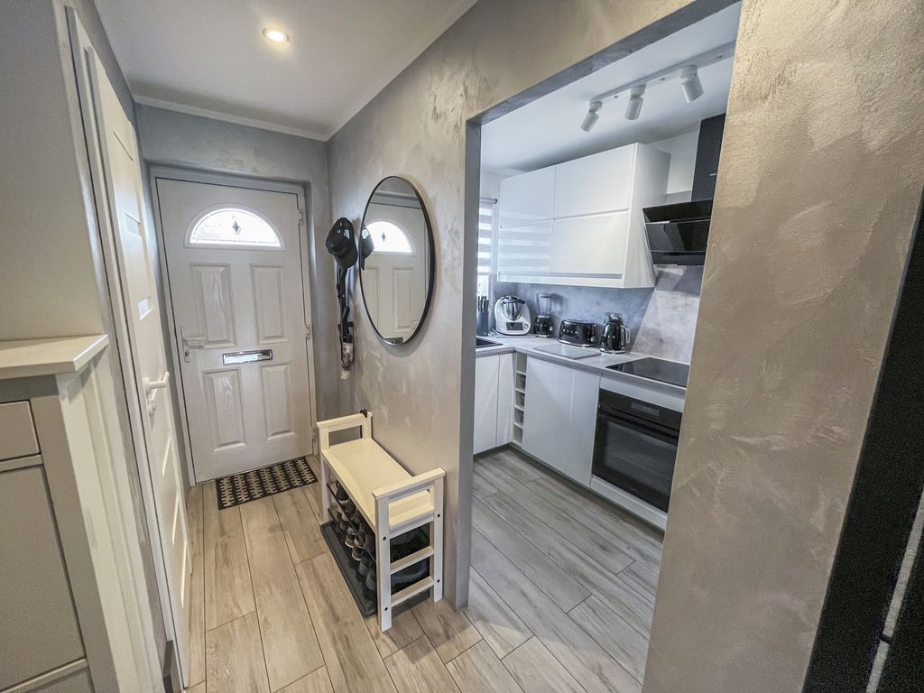 Property photo 2 of 17 Entrance Hall