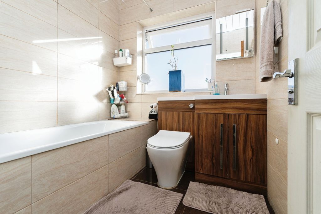 Property photo 2 of 14 Bathroom