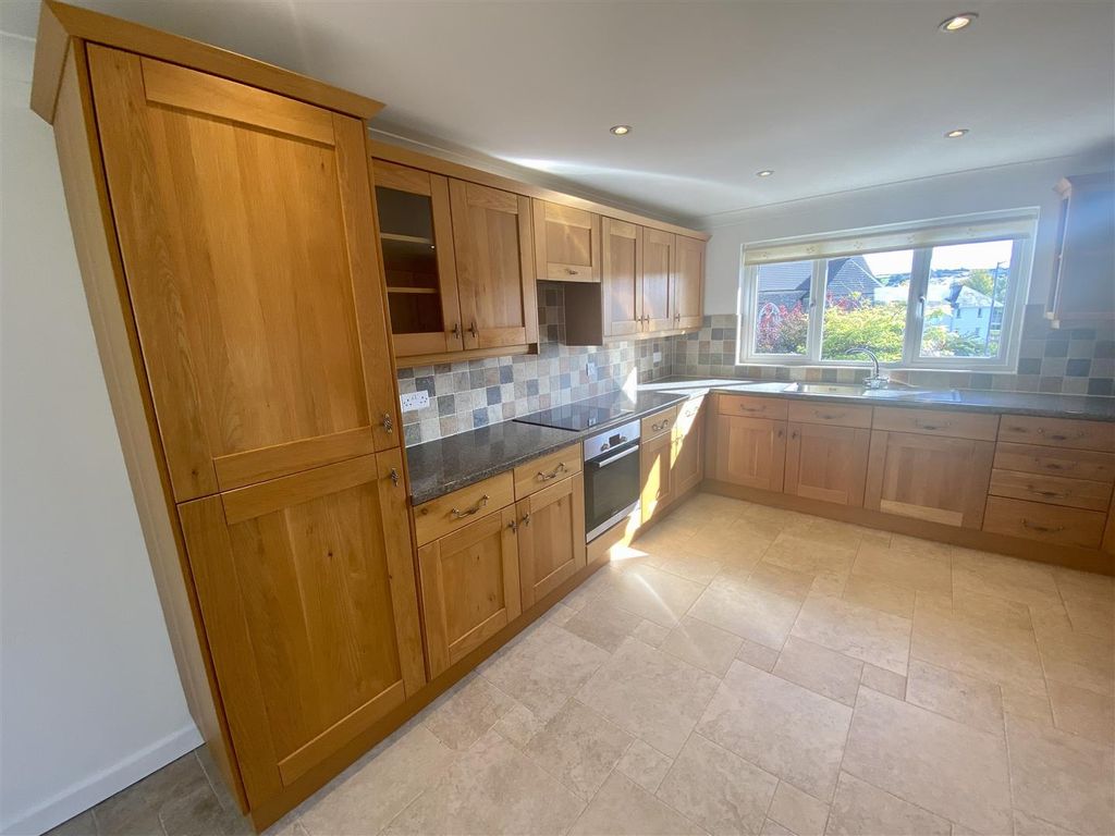 Property photo 3 of 25 Kitchen