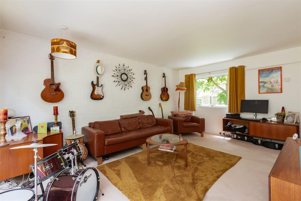 Property photo 3 of 12 Lounge