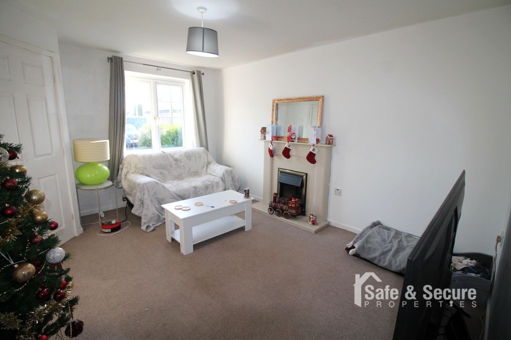 Property photo 3 of 14 Living Room (1)