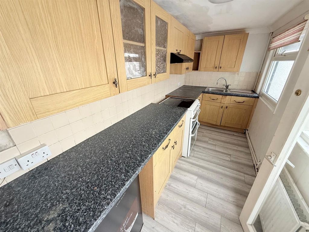 Property photo 3 of 12 Kitchen