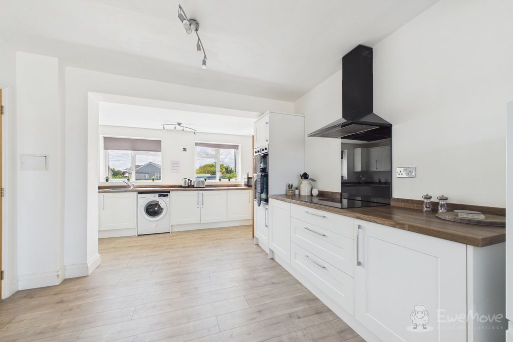 Property photo 3 of 18 Kitchen