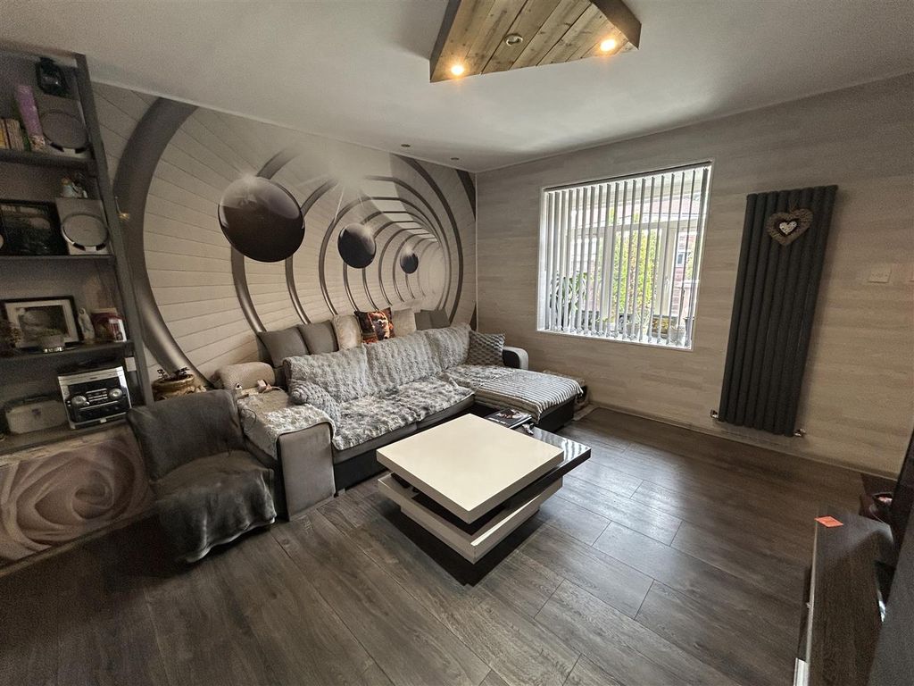 Property photo 2 of 14 Lounge