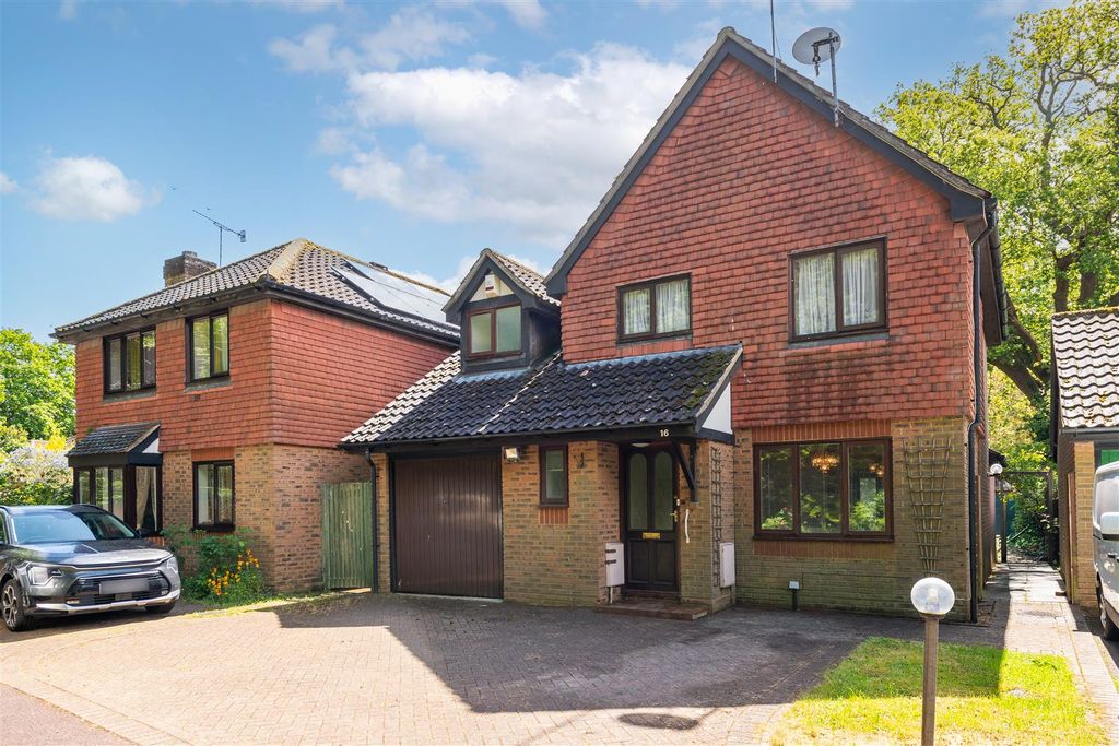 Property photo 1 of 13 16 Twyner Close Externals.Jpg