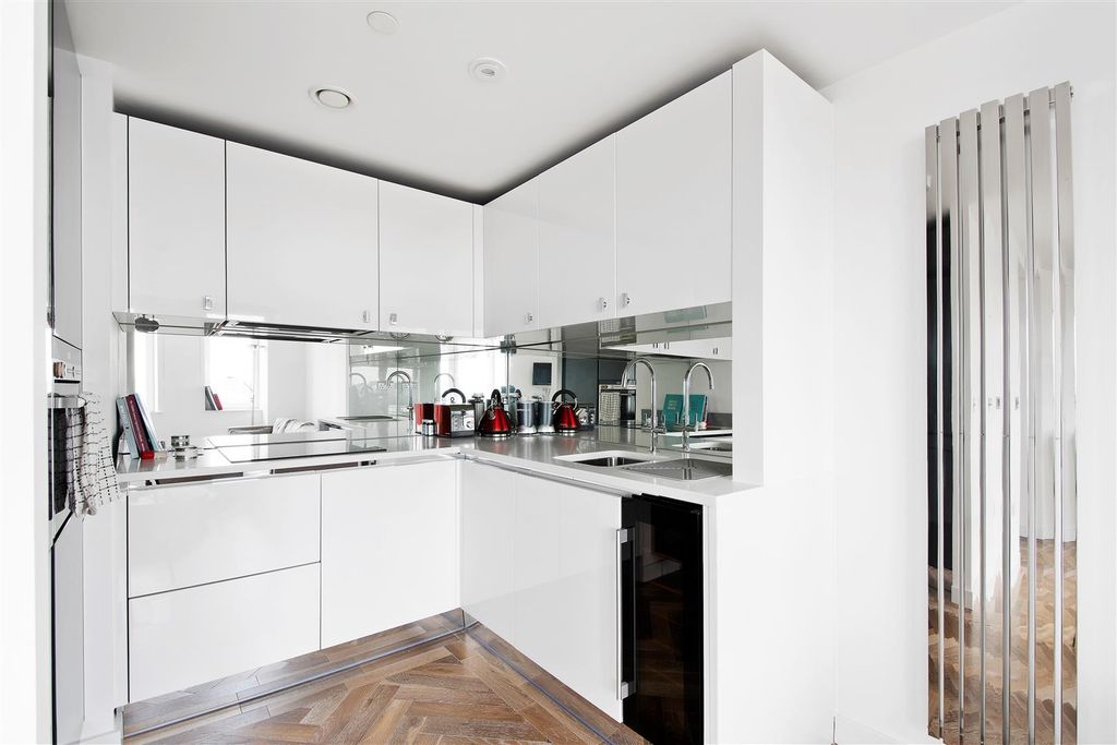Property photo 3 of 8 Kitchen