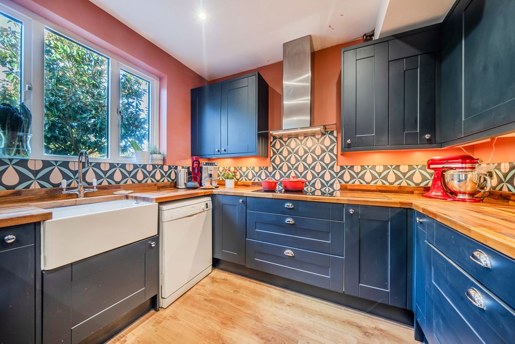 Property photo 2 of 19 Kitchen