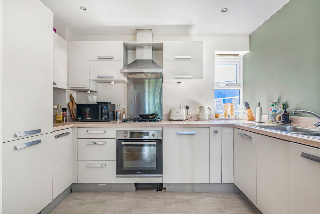 Property photo 3 of 18 Kitchen