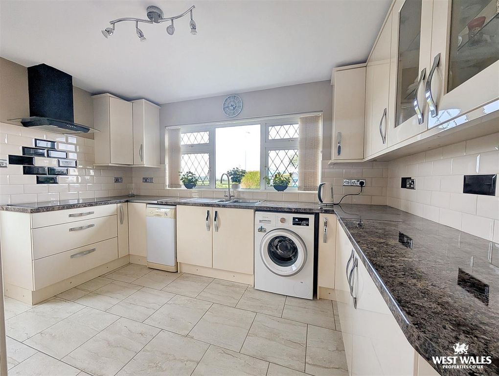 Property photo 3 of 22 B3B44B28-Da8B-4366-Bcf8-4d9c5B7702d4-1_All_160163.