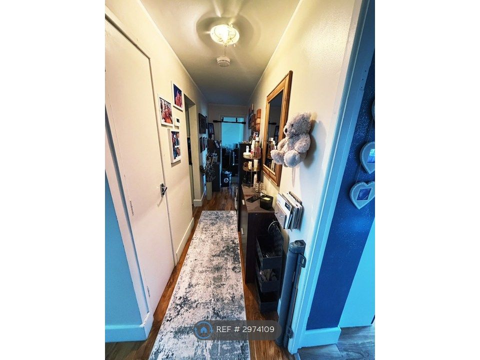 Property photo 2 of 7 Corridor