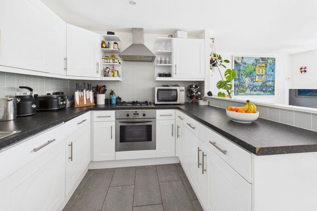 Property photo 3 of 16 Cam02545G0-Pr0476-Still011