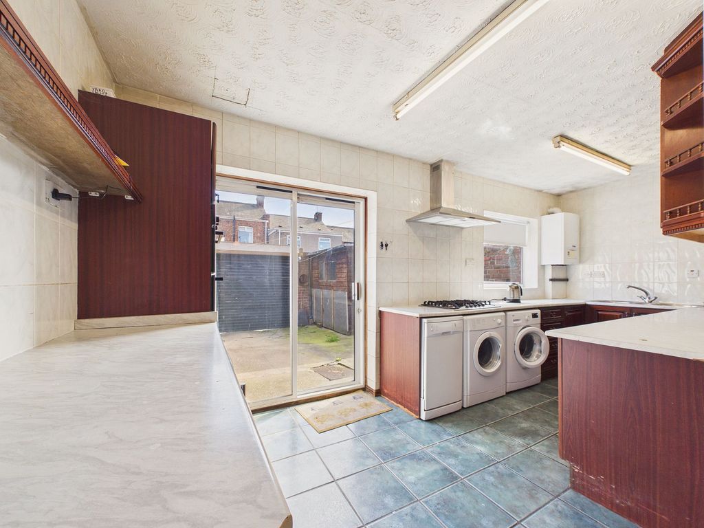 Property photo 3 of 10 Kitchen