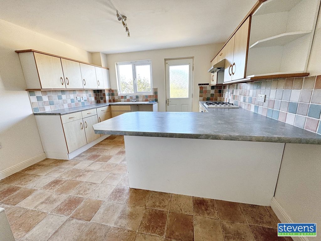 Property photo 2 of 15 Image00009