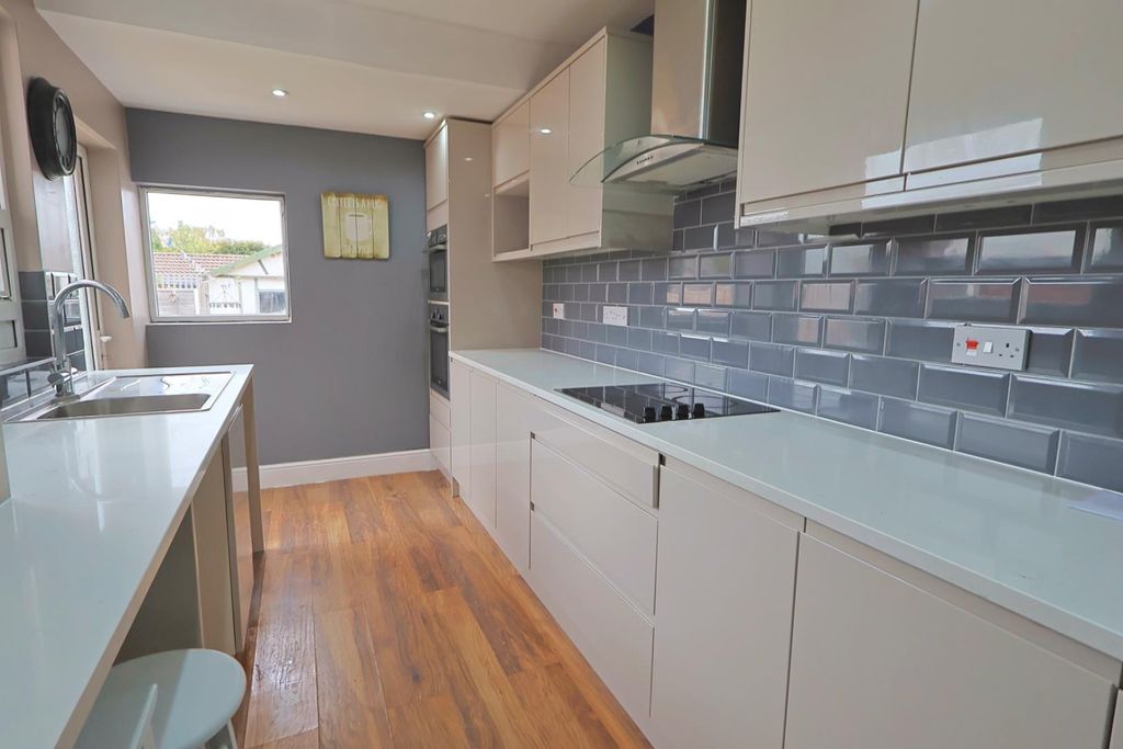 Property photo 2 of 12 Kitchen