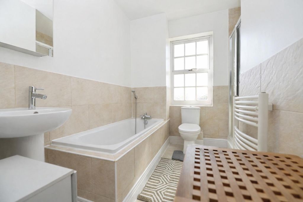 Property photo 3 of 11 Bathroom.Jpg