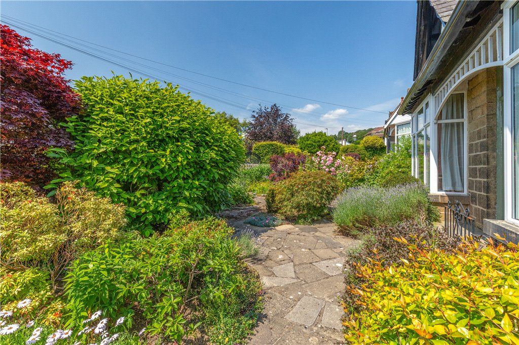 Property photo 2 of 26 Front Gardens