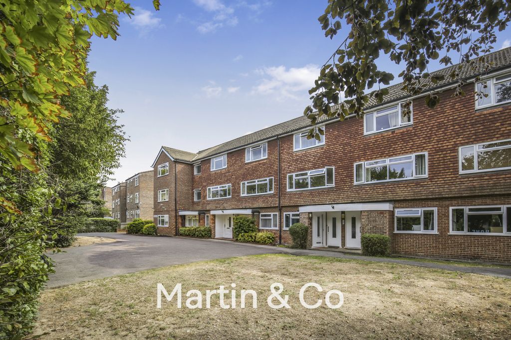 Property photo 1 of 18 1765460317 - 3 Sylvan Court,Haling Park Road, Cr2