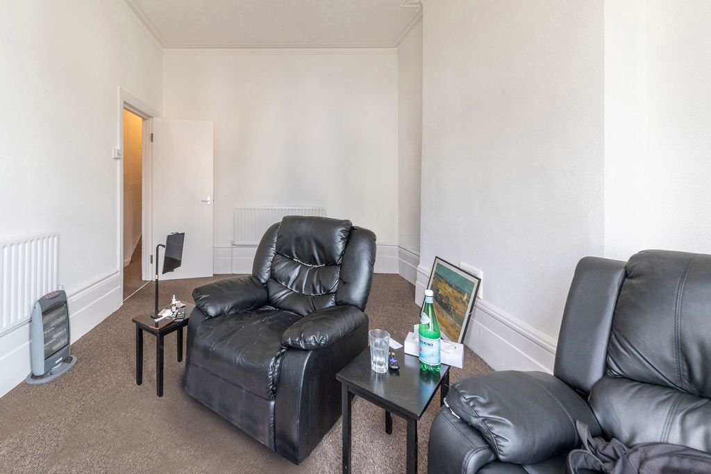 Property photo 3 of 17 73 St Peter's Road, Croydon, Cr0 1Hs
