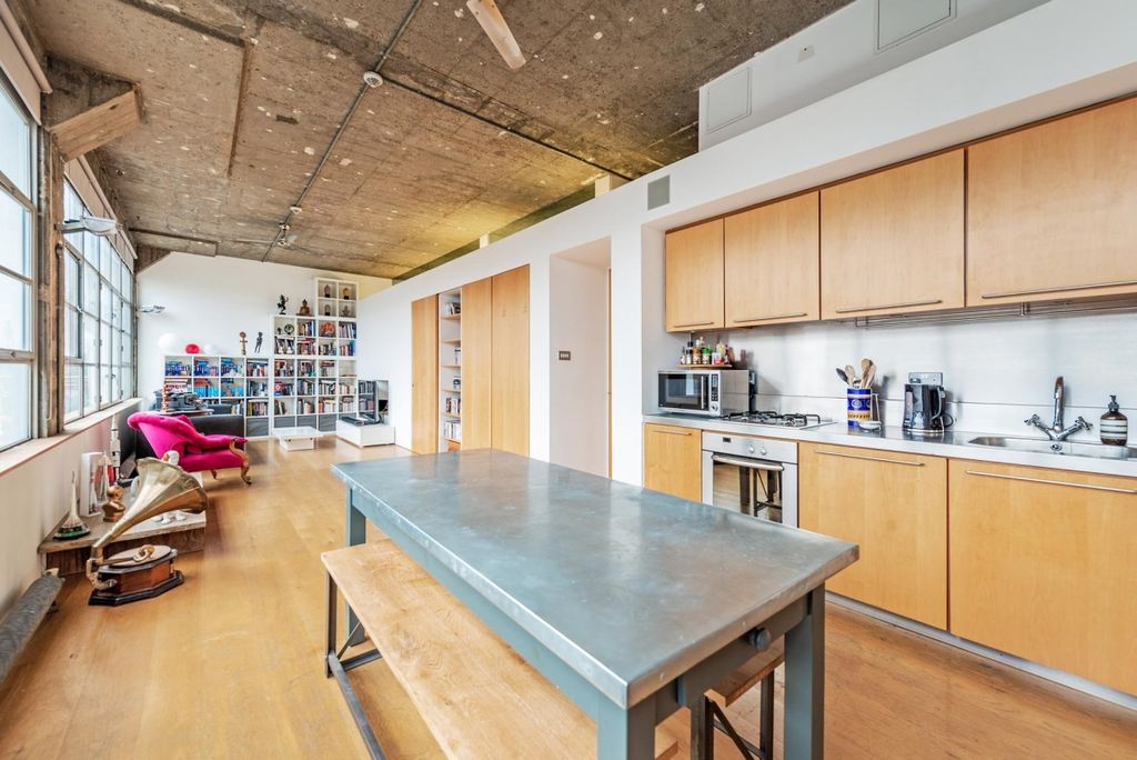 Property photo 2 of 12 Kitchen