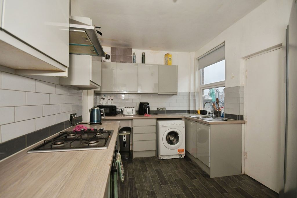 Property photo 3 of 14 Kitchen