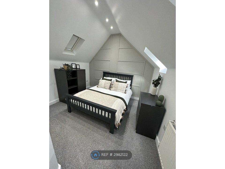 Property photo 1 of 14 Room 5