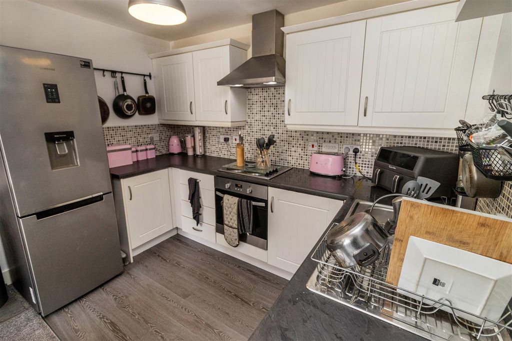 Property photo 3 of 10 Kitchen