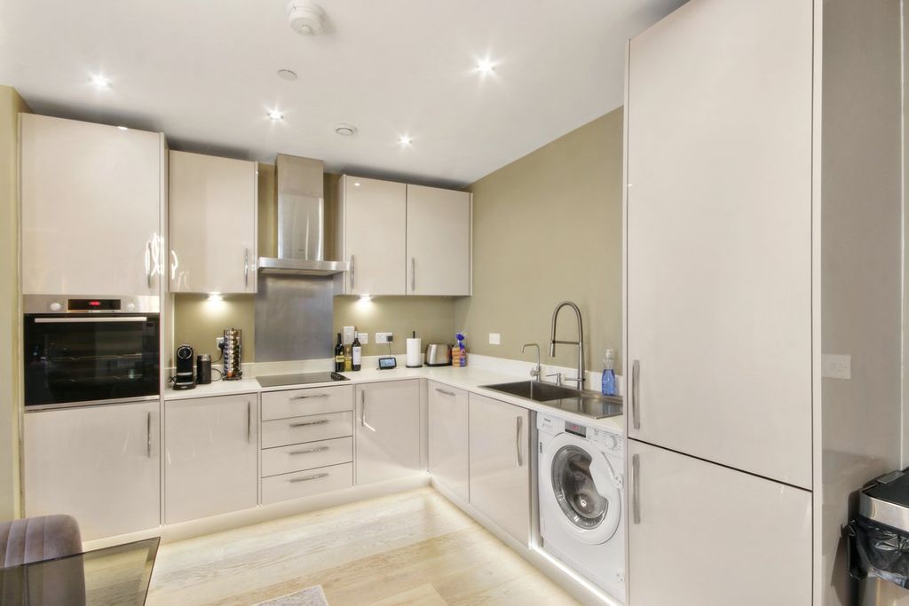 Additional image 11 of 2 bed flat for saleQueens Road, West Sussex, East Grinstead RH19