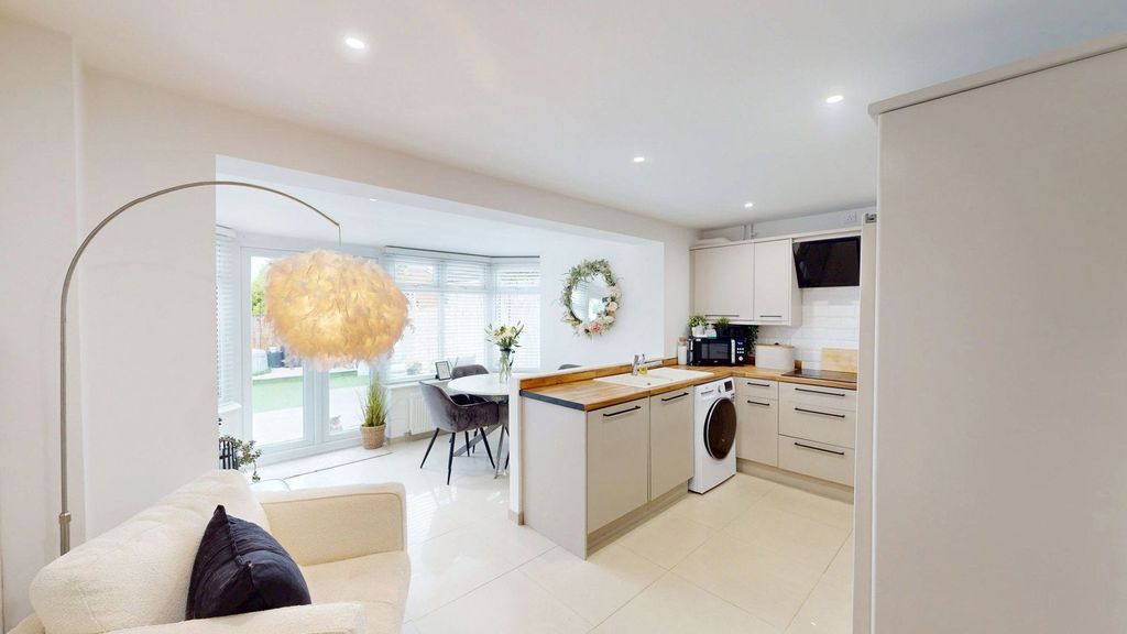 Property photo 3 of 25 Kitchen