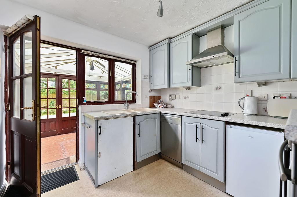 Property photo 3 of 12 11 Waterhouse Mead (1)
