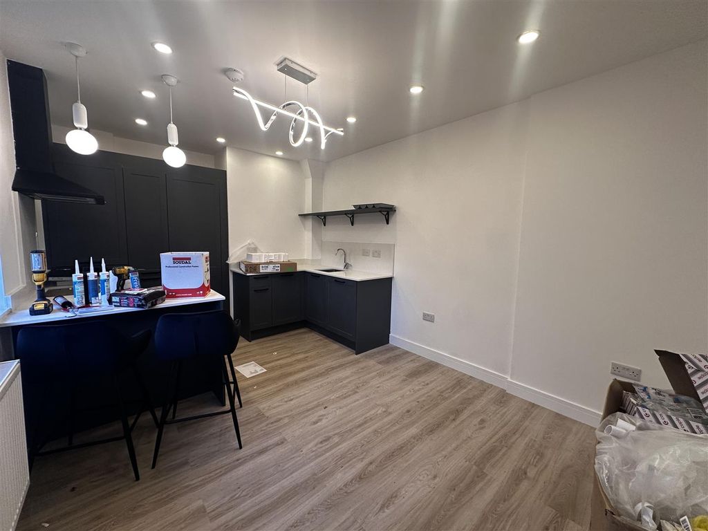 Property photo 1 of 5 Kitchen/Lounge