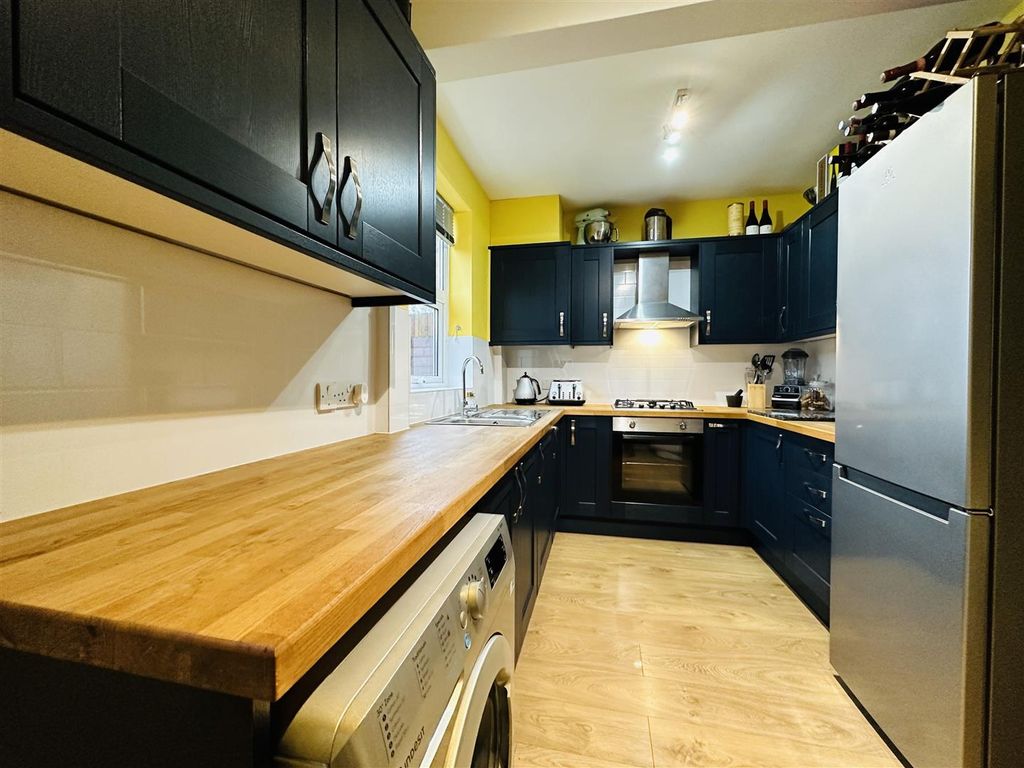 Property photo 2 of 16 Kitchen.