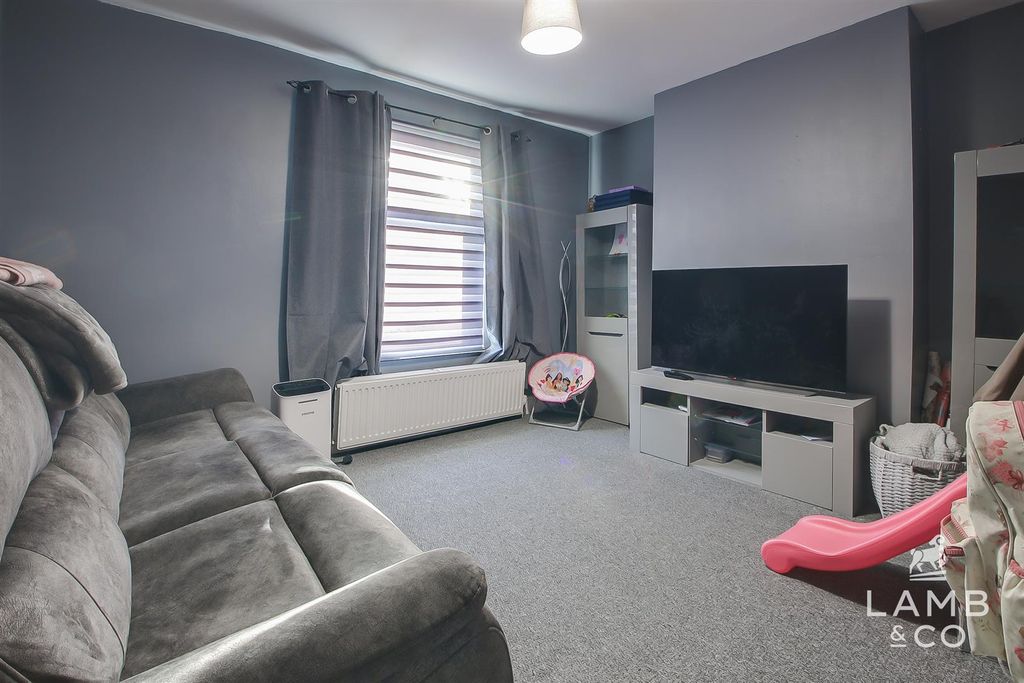 Property photo 3 of 10 Lounge