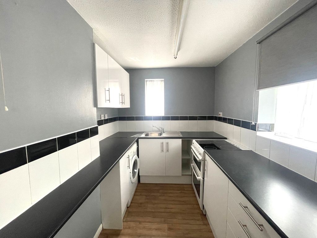 Property photo 2 of 8 Kitchen