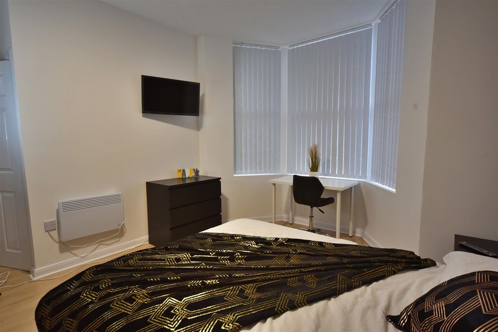 Property photo 2 of 5 165Ar_Room13_03.Jpg