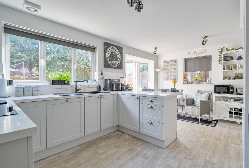 Property photo 2 of 23 1334095-9-6891Bb1...