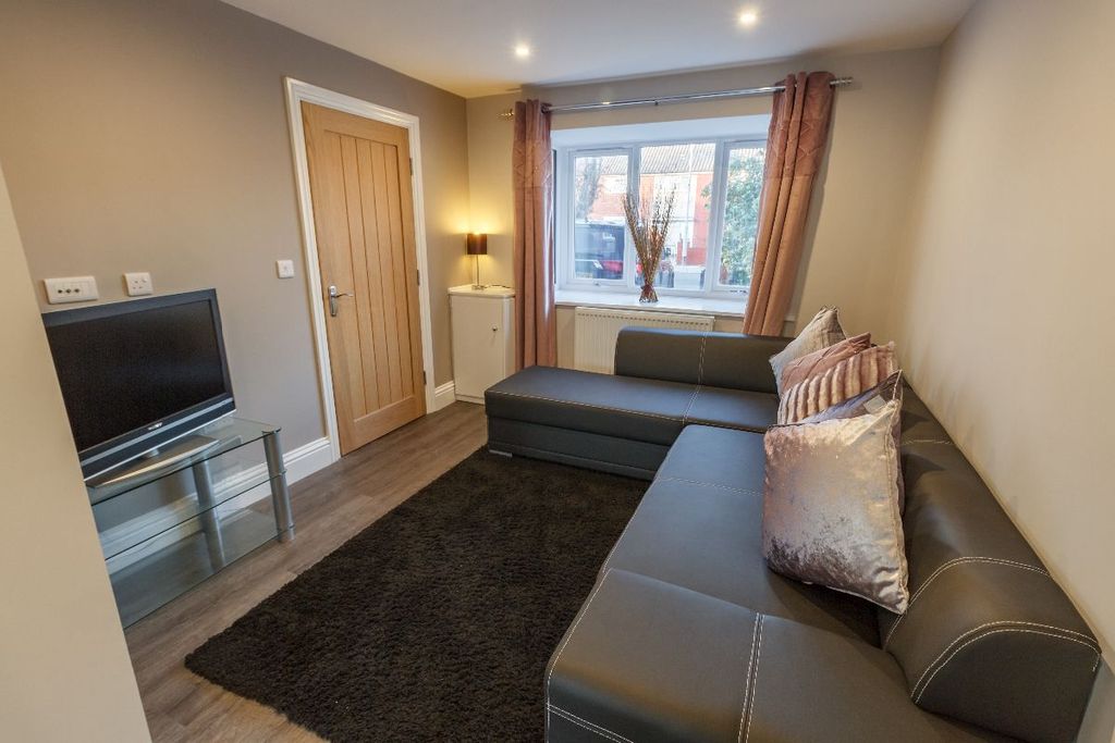 Property photo 1 of 32