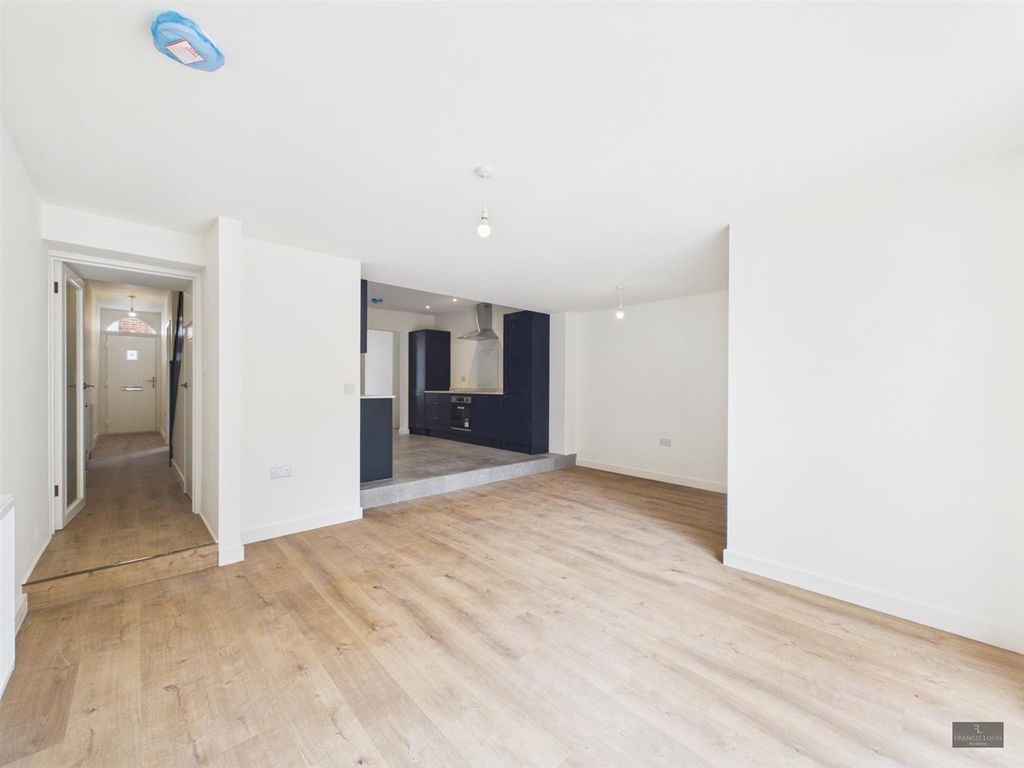 Property photo 3 of 17 Cam02887G0-Pr0704-Still011.Jpg