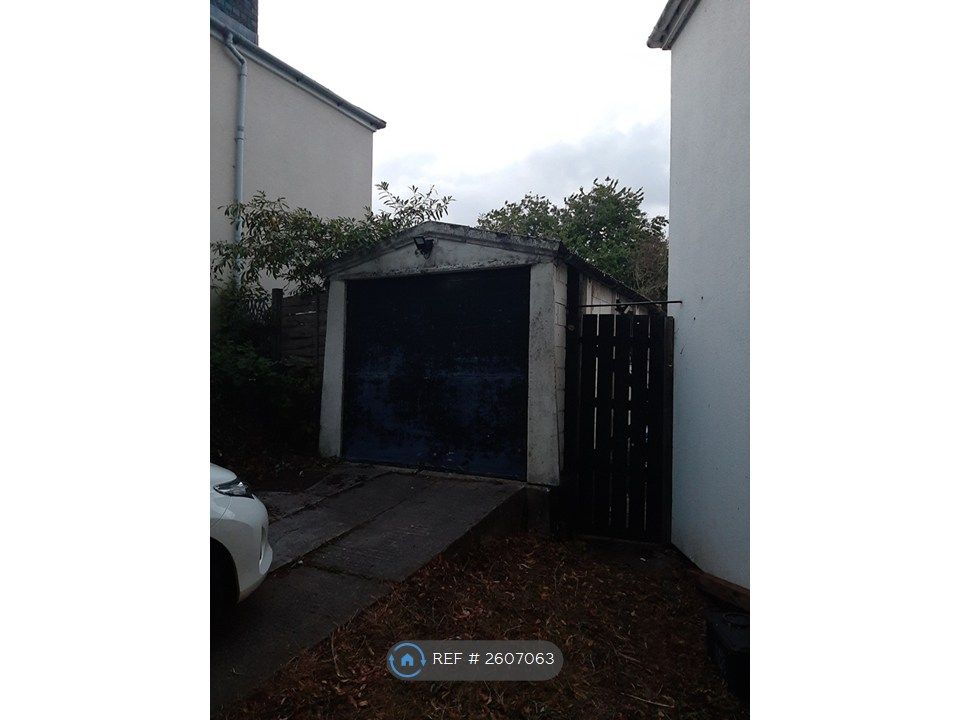 Property photo 3 of 18 Garage
