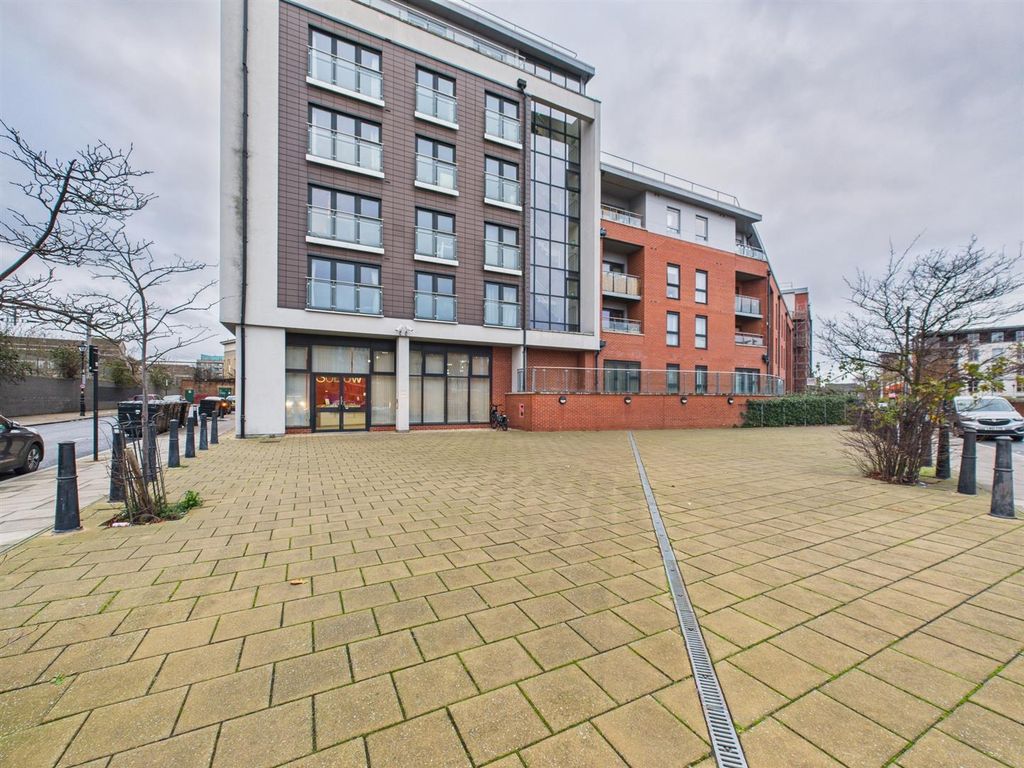 Property photo 1 of 10 Cam04237G0-Pr0240-Still010.Jpg