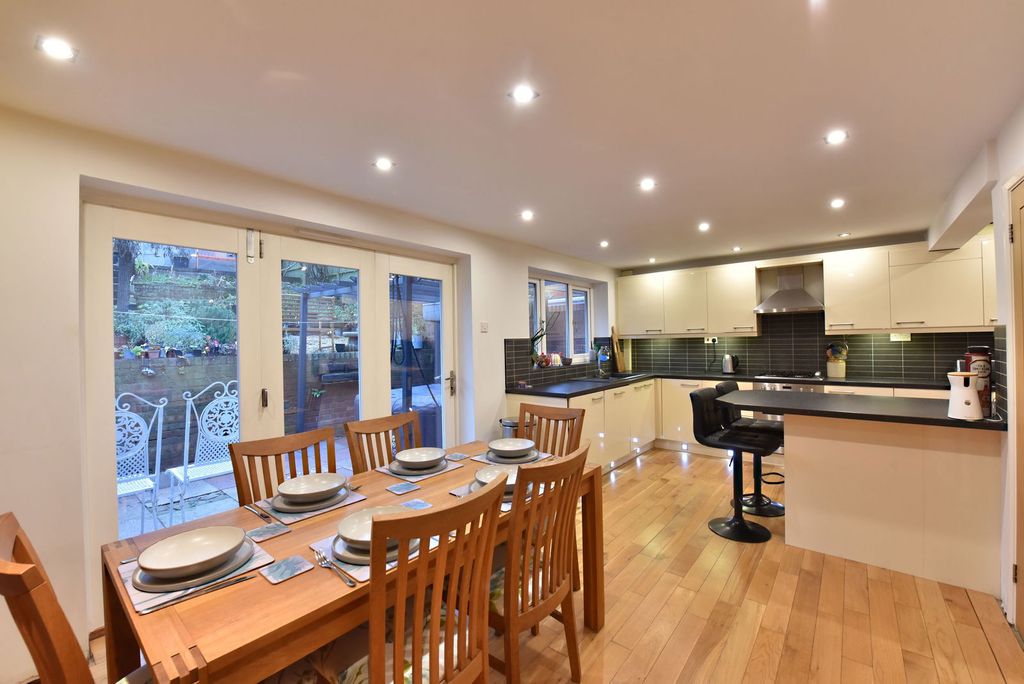 Property photo 2 of 32