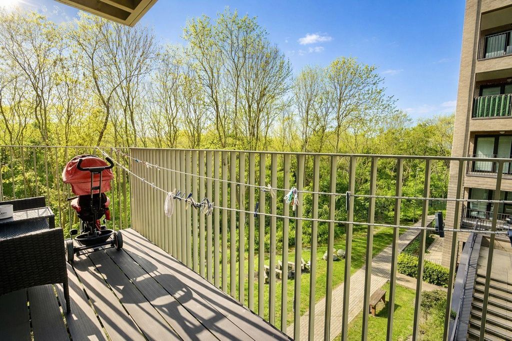 Property photo 2 of 12 2 Bedroom For Sale, East London, E6 By Barrain Lon