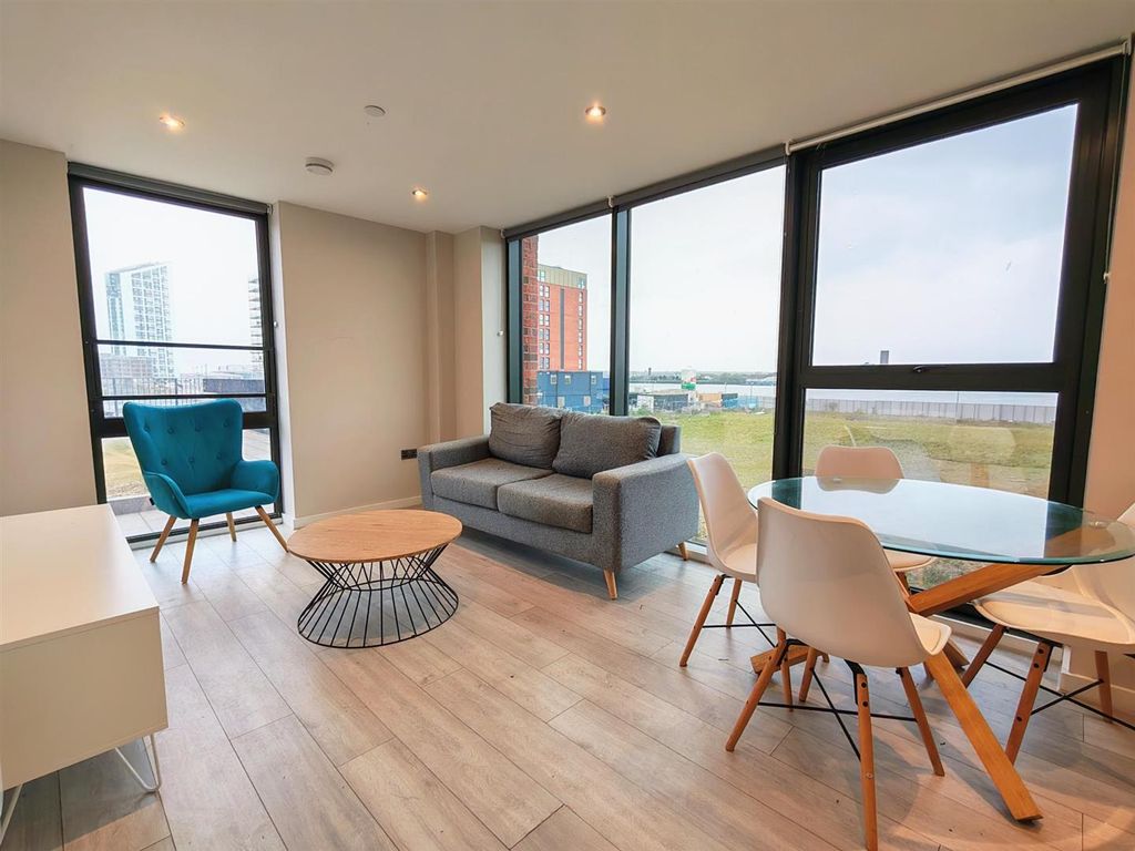 Property photo 1 of 13 Living/Dining Room