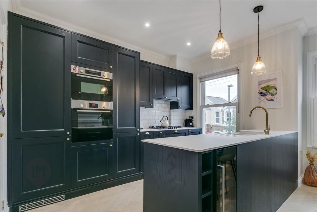 Property photo 3 of 10 Kitchen