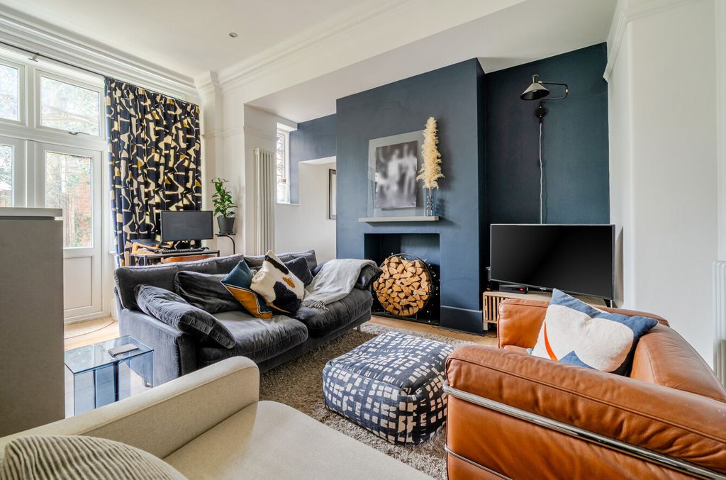 Property photo 2 of 18 Living Room