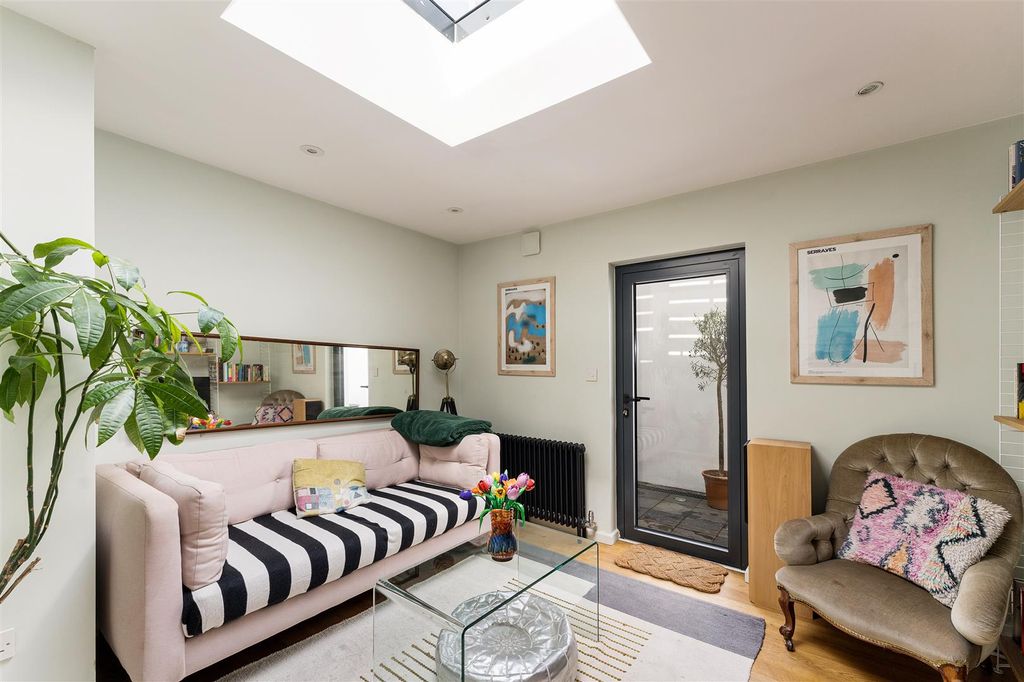 Property photo 2 of 26 Canberra Path, E10