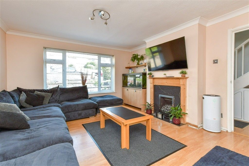 Property photo 3 of 18 Lounge