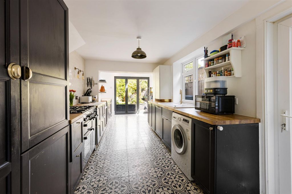 Property photo 3 of 35 Godwin Road, E7