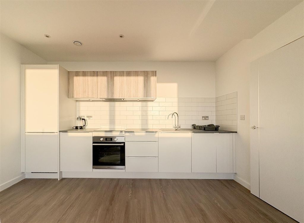 Property photo 3 of 20 Living Room/Kitchen